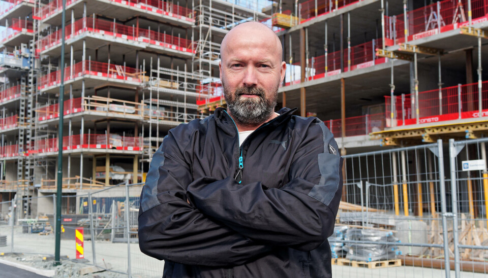 FORFATTER: I 2021 var Vidar Sagmyr medforfatter da en av journalistene som har avslørt en rekke arbeidskriminelle, Torgny Hasås i LO-Aktuelt, ga ut boken «Norge i svart, hvitt og grått». Også på dette bildet har han stilt opp foran et prosjekt som brukes som illustrasjon, og hvor det ikke var mistanke om ulovligheter.