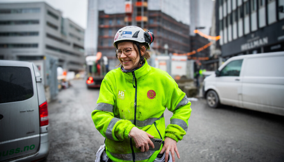 FARGER: På jobb som maler foretrekker Ragnhild sterke farger. I politikken velger hun like tydelige standpunkter.