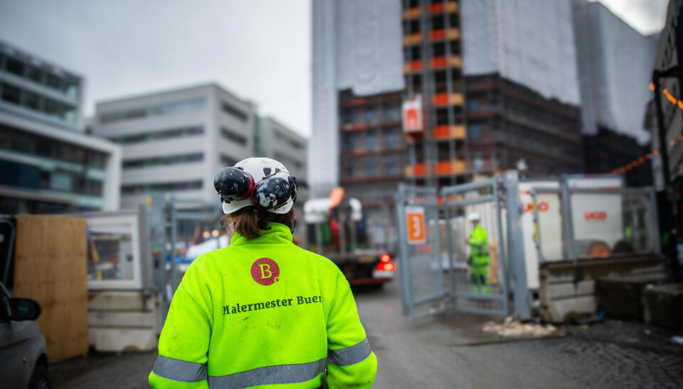 PENSEL TIL POLITIKK: Som maler og fagforeningsaktivist kjemper Ragnhild Nyeggen for bedre arbeidsvilkår og rettferdige pensjonsordninger.