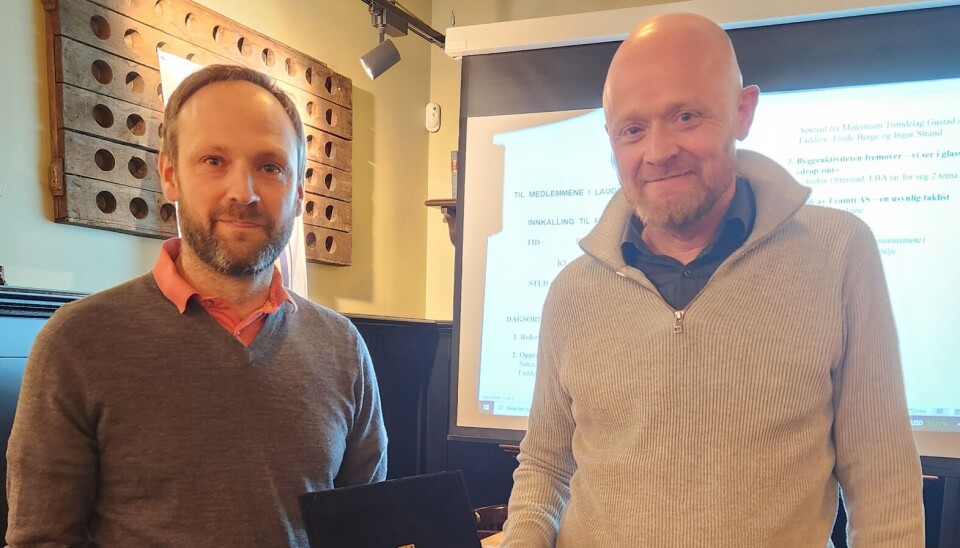Malermester Jon Magne Rønsberg er tatt opp som medlem i Trondheim Malermesterlaug. Oldermann Inge Martin Utgaard overrekker Laugets Lover og laugets gullnål til det nye medlemmet.