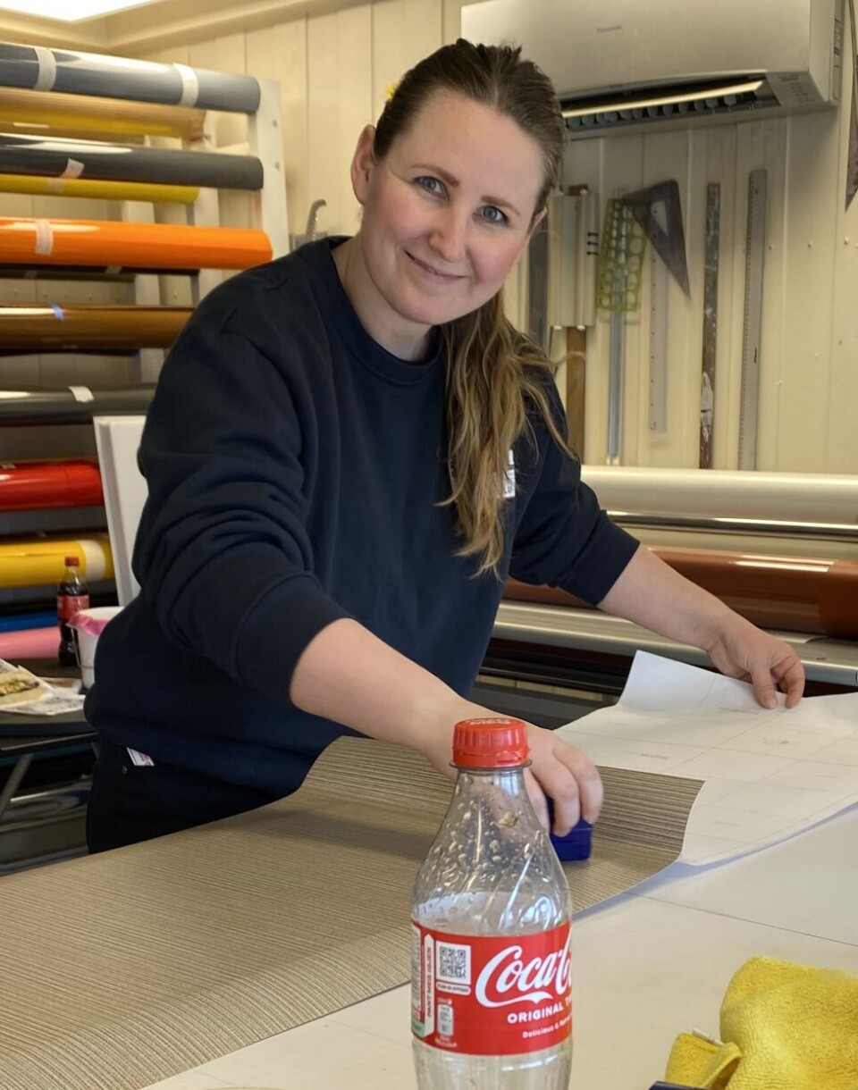 SNART KLAR: – Dette kurset var gøy. Nå skal jeg øve litt mer hjemme. Etter hvert er vi klare for foliering hos kunder, sier Karin Hamrin fra Innlandet.