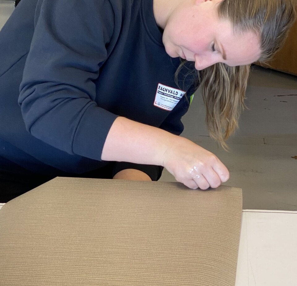 NØYAKTIG: Nøyaktig skjæring og liming er viktig for å lykkes med foliering.