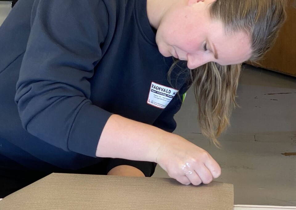 NØYAKTIG: Nøyaktig skjæring og liming er viktig for å lykkes med foliering.