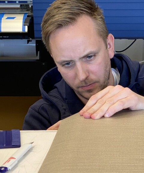 TÅLMODIG: Henrik Nordberg fra Ragnvald Moe AS på Lillehammer finjusterer folien.