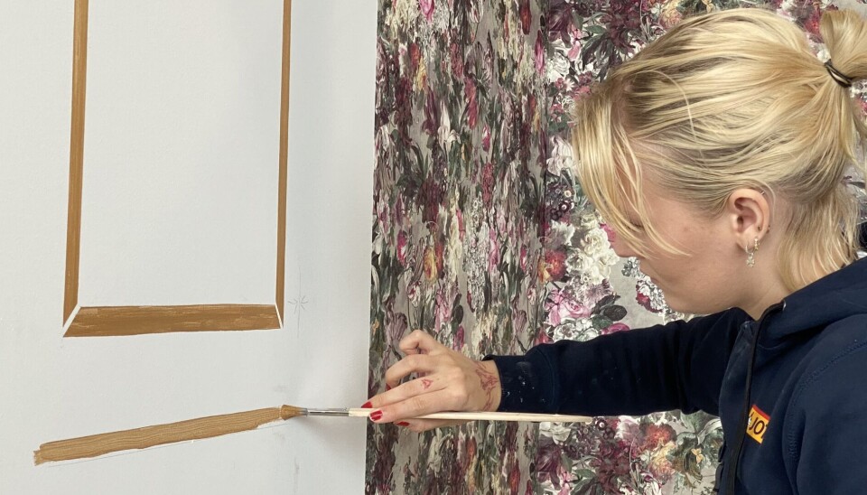 STØ PÅ HÅNDEN: Linnea Sandvik Steinsvik med penselen under treningen.