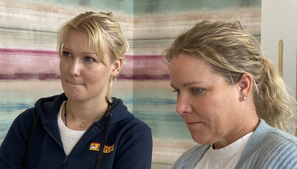 VURDERING: Kompetanse- og utviklingssjef Kari Wilsgård i Malermestrenes Landsforbund vurderer arbeidet til Linnea Sandvik Steinsvik.