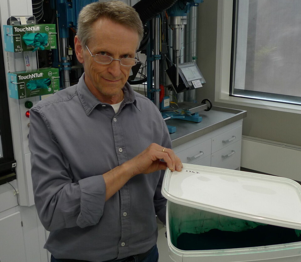 Labsjef Jan Olsen på teknologilaben forklarer at maling først er tørrpulver, før det i produksjonen blir flytende maling.