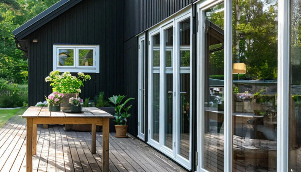 VÆRET AVGJØR: Når været er tørt, og temperaturen ligger mellom 5 og 15 grader, kan du trygt male med riktig maling. Solen hjelper til med å trekke ut fuktigheten fra treet.